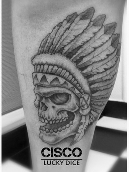 tatouage tête d'indien skull réalisé par Cisco Lucky Dice Tattoo