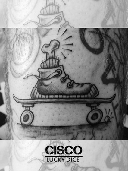 Tatouage pied coupé sur une planche de skate board réalisé par Cisco Lucky Dice Tattoo