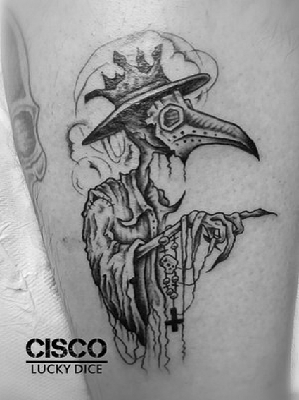 Tatouage corbeau steam punk en mode skull réalisé par Cisco Lucky Dice Tattoo