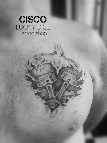 Tatouage coeur mécanique réalisé par Cisco Lucky Dice Tattoo