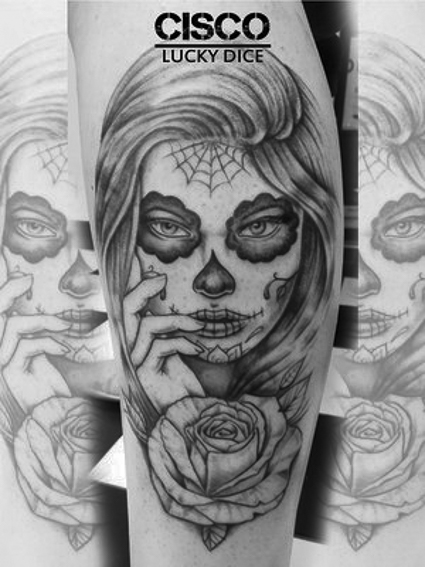 tatouage tête de femme maquillée skull mexicain réalisé par Cisco Lucky Dice Tattoo