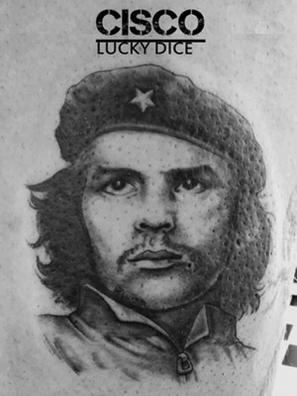 Tatouage portrait de Che guevara réalisé par Cisco Lucky Dice Tattoo