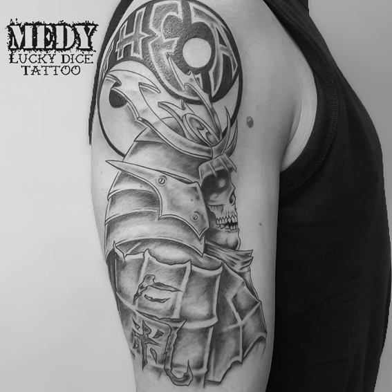 tatouage samouraï skull bras réalisé par Medy de chez Lucky Dice Tattoo