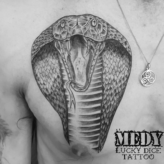 tatouage d'un serpent, cobra sur le corps réalisé par Medy de chez Lucky Dice Tattoo