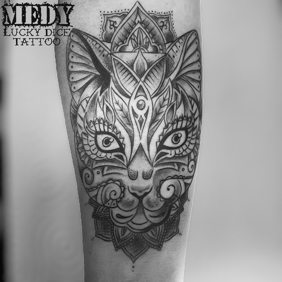tatouage tête de chat style hindou réalisé par Medy de chez Lucky Dice Tattoo