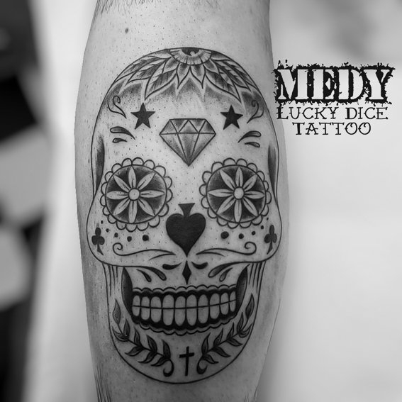 tatouage skull mexicain sur un mollet réalisé par Medy de chez Lucky Dice Tattoo