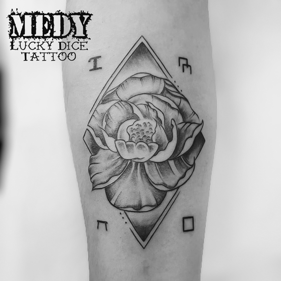 tatouage d'une rose sur un avant bras réalisé par Medy de chez Lucky Dice Tattoo
