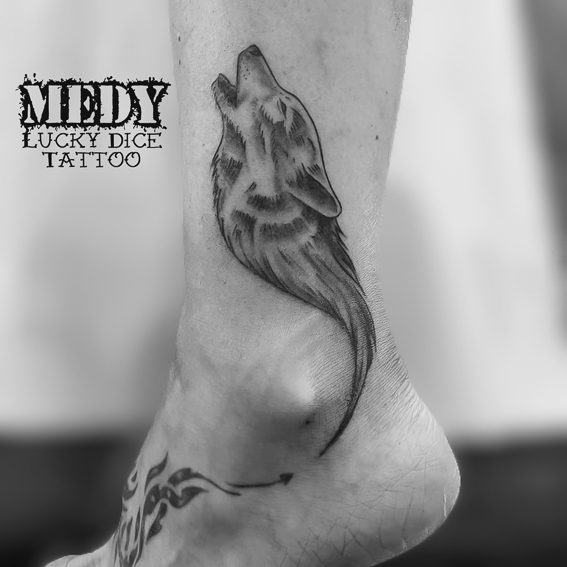 tatouage tête de loup sur une cheville réalisé par Medy de chez Lucky Dice Tattoo
