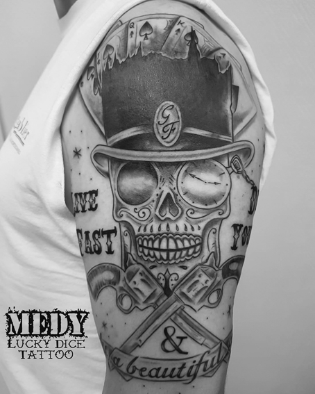 Tatouage skull steam punk sur un bras réalisé par Medy de chez Lucky Dice Tattoo
