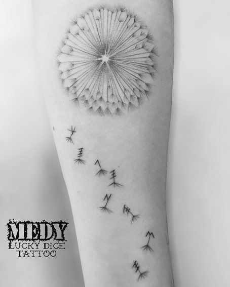 Tatouage d'une fleur sur un avant bras réalisé par Medy de chez Lucky Dice Tattoo