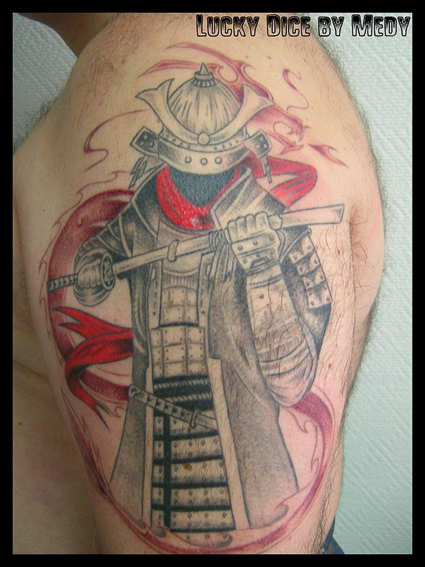 tatouage samouraï sur le bras en rouge et noir réalisé par Medy de chez Lucky Dice Tattoo