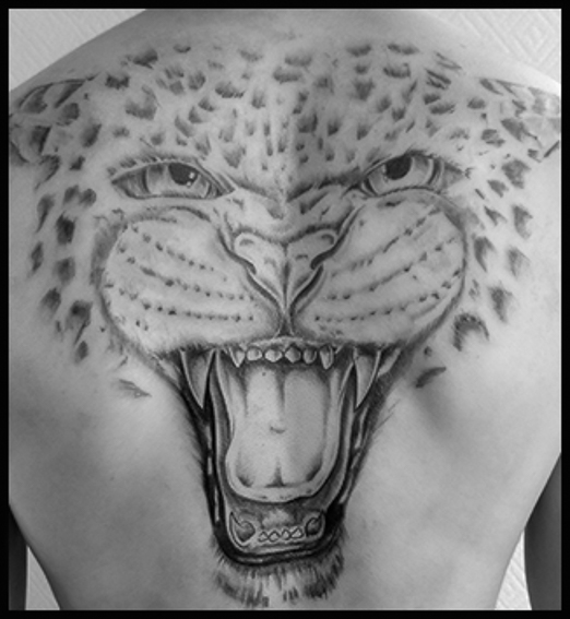 tatouage tête de panthère dos complet réalisé par Medy de chez Lucky Dice Tattoo
