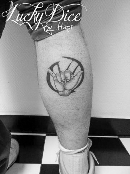 tatouage main signe de motards réalisé par Hopi Lucky Dice Tattoo
