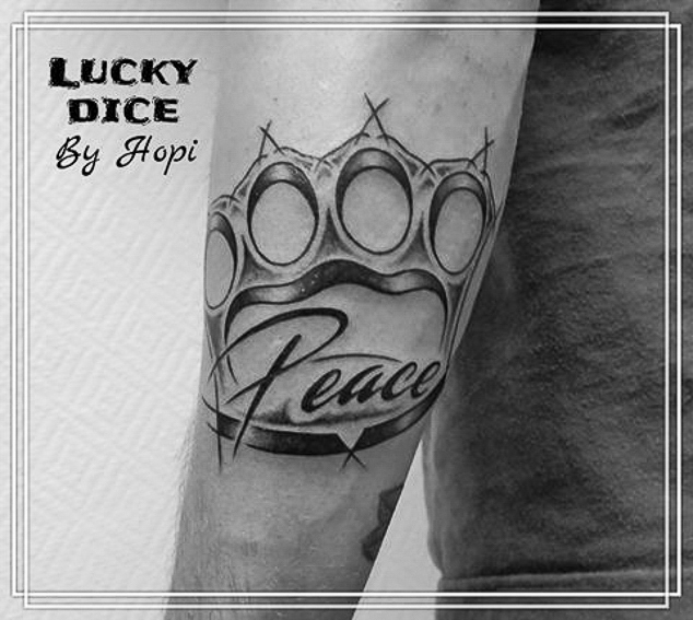tatouage poings américain peace réalisé par Hopi Lucky Dice Tattoo