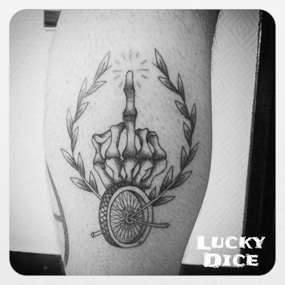 tatouage main skull et roue de moto réalisé par Hopi Lucky Dice Tattoo