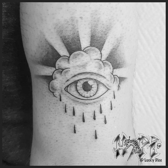 tatouage oeil dans nuage réalisé par Hopi Lucky Dice Tattoo