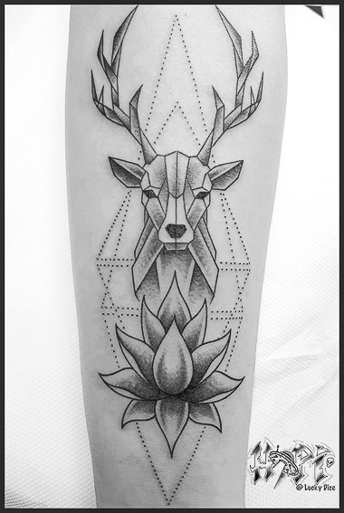 tatouage tête de cerf origami géométrique réalisé par Hopi Lucky Dice Tattoo