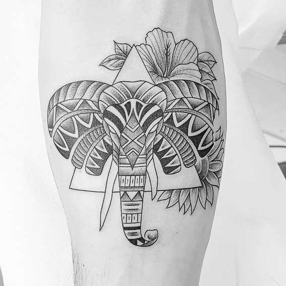 Tatouage tête d'éléphant maori réalisé par Hopi Lucky Dice Tattoo
